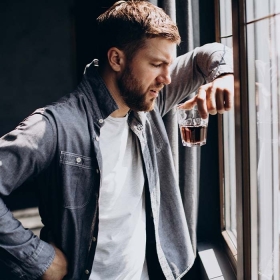 Nghiện rượu là gì? Nguyên nhân và cách nhận biết