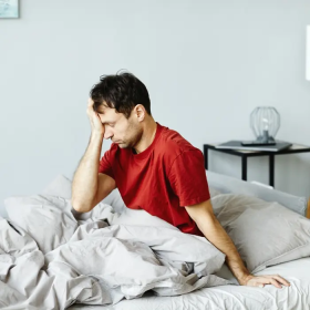 Tại sao ngủ đủ giấc nhưng vẫn mệt mỏi? Cách cải thiện bền vững 
