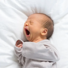 Trẻ sơ sinh ngủ không sâu giấc vào ban ngày do đâu và xử lý thế nào?
